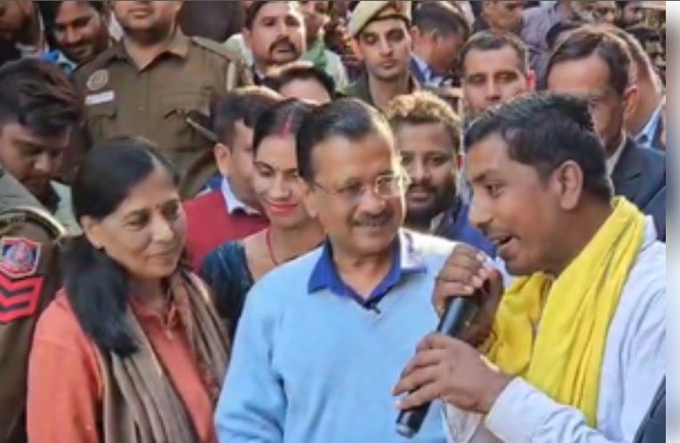 केजरीवाल ने ऑटो वालों के लिए बड़ी घोषणा की, चालक नवनीत के घर किया लंच