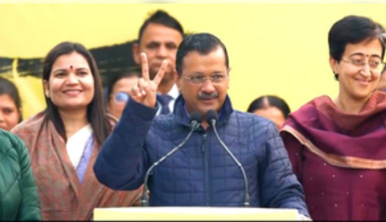 केजरीवाल ने की महिलाओं के लिए बड़ी घोषणा, चुनाव के बाद खाते में हर महीने आएंगे 2,100 रुपये