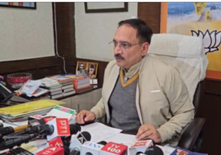 वीरेंद्र सचदेवा ने केजरीवाल की महिलाओं के लिए घोषणा को झूठी करार दिया, बताया शातिर खिलाड़ी 