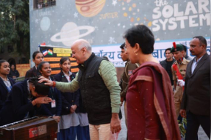 सरकारी स्कूल के बच्चे पेरिस से फ्रेंच भाषा का कोर्स कर लौटे वापस, सीएम आतिशी और मनीष सिसोदिया ने की मुलाकात 