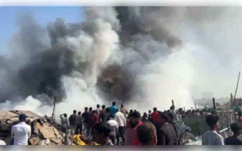 गाजियाबाद : झुग्गियों में लगी भीषण आग, कई सिलेंडर हुए ब्लास्ट, फायर ब्रिगेड काबू पाने में जुटी
