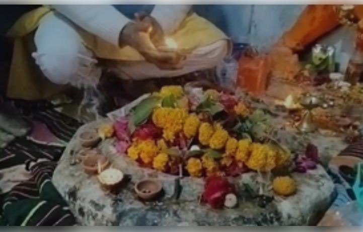 संभल में मिले मंदिर में तीसरे दिन की गई पूजा-अर्चना, भक्तों की उमड़ी भीड़