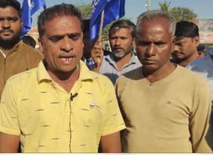 महाराष्ट्र के लातूर में भीम सैनिकों का आंदोलन, जिले में सभी दुकान बंद 