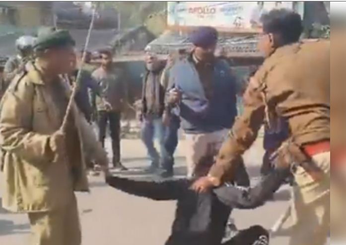 झारखंड सीजीएल परीक्षा विवाद : जेएसएससी दफ्तर घेरने जा रहे छात्रों को पुलिस ने खदेड़ा, हिरासत में छात्र नेता देवेंद्र नाथ