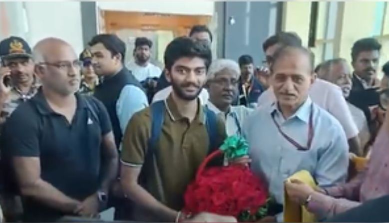 नए विश्व शतरंज चैंपियन बने गुकेश का चेन्नई में जोरदार स्वागत 