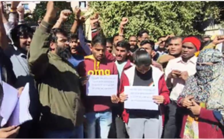 मध्य प्रदेश वन रक्षक परीक्षा में गड़बड़ी का आरोप, इंदौर में छात्रों का प्रदर्शन