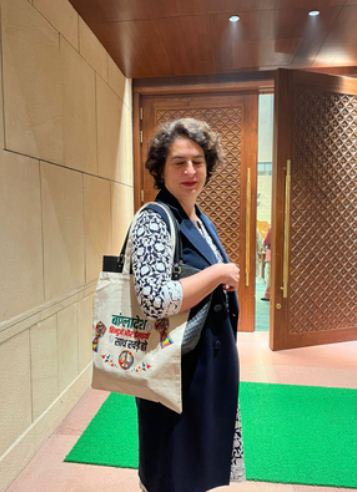 अब नए हैंडबैग के साथ संसद पहुंची प्रियंका गांधी , इस बार बांग्लादेशी हिंदुओं की बात 