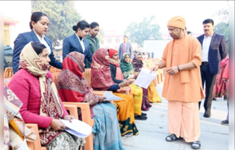 जनता दर्शन में सीएम योगी ने सुनी लोगों की समस्याएं, कहा- मकान दिलाएंगे, इलाज भी कराएंगे 