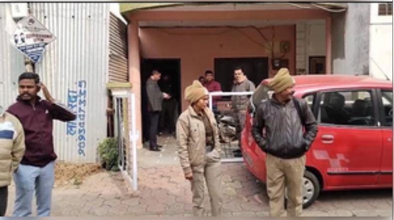 मध्य प्रदेश : इंदौर-धार में लोकायुक्त की दबिश में कर्मचारी निकाला करोड़पति
