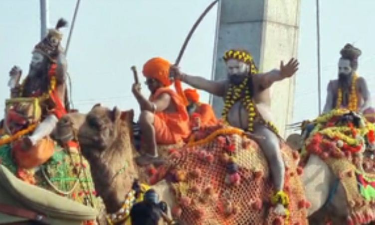 झूमते हुए नागा साधुओं के साथ देखने को मिला पंचदशनाम आवाहन अखाड़े की पेशवाई में भव्य नजारा 