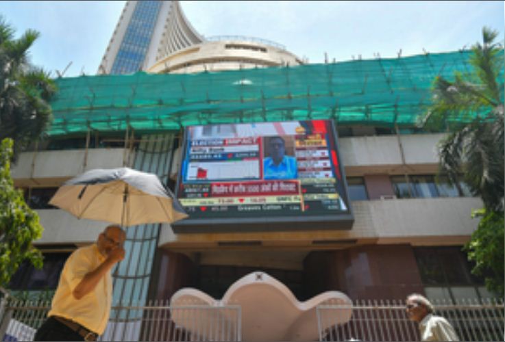 क्रिसमस से पहले सपाट बंद हुआ शेयर बाजार; निफ्टी 23,750 के नीचे फिसला 