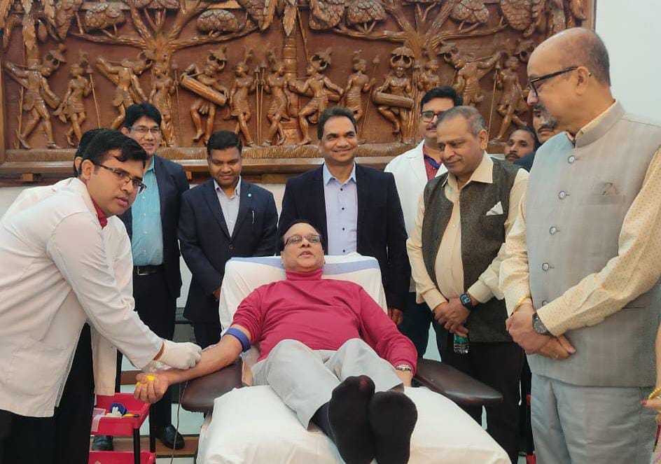 राजभवन के शिविर में डॉ. अरविन्द नेरल का 125वां रक्तदान