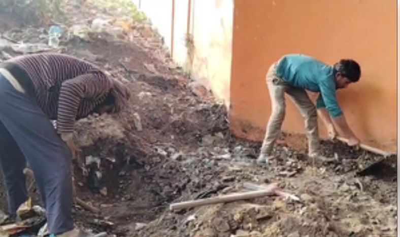 उत्तर प्रदेश : संभल में मिला जागृत कूप, खुदाई जारी 