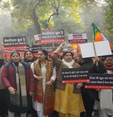 ‘महिला सम्मान योजना’ को लेकर भाजपा की महिला मोर्चा ने केजरीवाल के आवास के पास प्रदर्शन किया