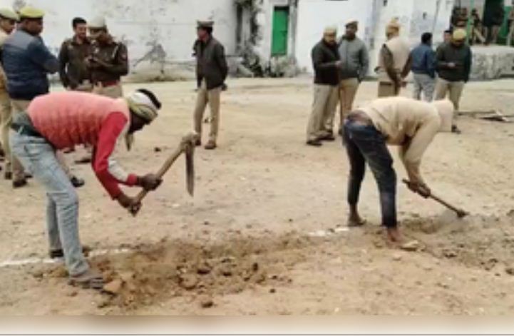 संभल की जामा मस्जिद के निकट बन रही पुलिस चौकी 