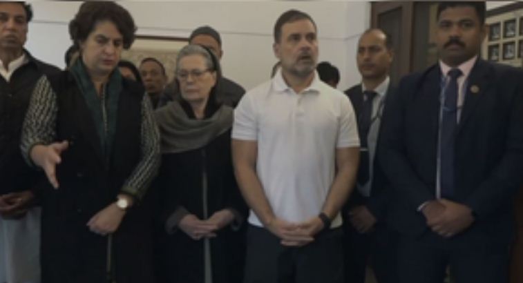 सोनिया, राहुल, प्रियंका गांधी ने मनमोहन सिंह को दी श्रद्धांजलि 