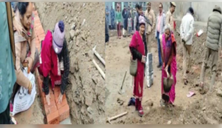 संभल : जामा मस्जिद के पास पुलिस के चौकी निर्माण में महिलाओं ने किया श्रमदान, खुद को बताया सौभाग्यशाली 