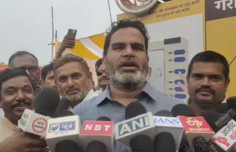 पटना : बीपीएससी अभ्यर्थियों से मिलने पहुंचे प्रशांत किशोर, कहा - 'बात करने आया हूं'  