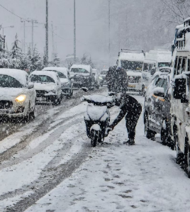 कश्मीर में हिमपात से जनजीवन प्रभावित, हवाई, रेल व सड़क यातायात बाधित