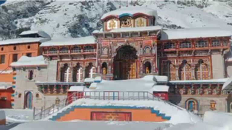 केदारनाथ और बद्रीनाथ धाम में बर्फबारी के बाद मौसम का बदला मिजाज 