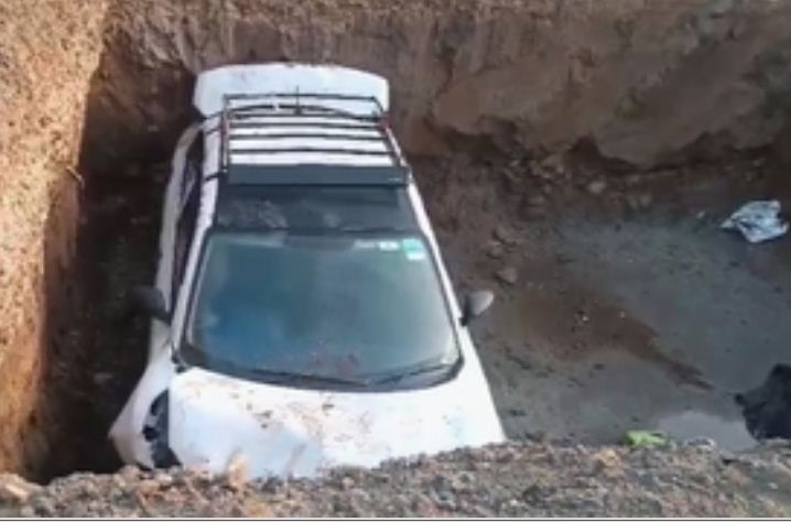 दिल्ली-देहरादून हाईवे पर खोदे गए गड्ढे में गिरी कार, पांच घायल 