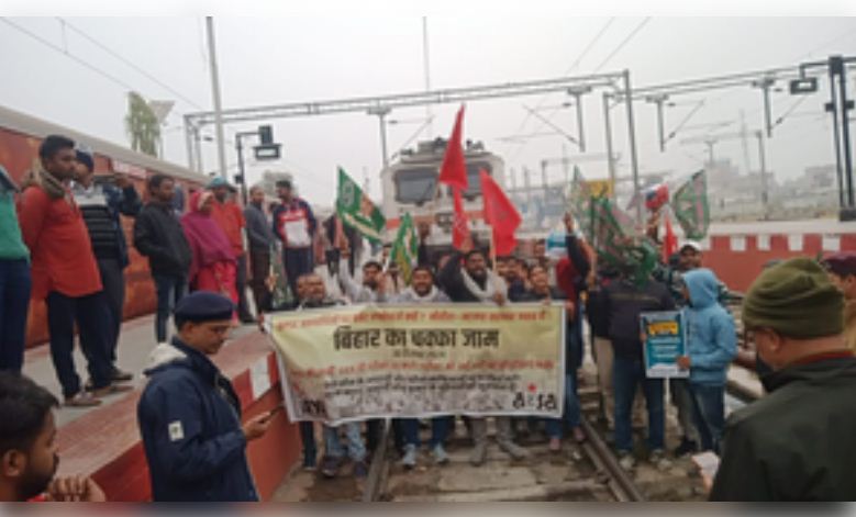 बिहार : बीपीएससी परीक्षा रद्द करने की मांग को लेकर छात्र संगठनों का चक्का जाम, सड़क पर उतरे छात्र