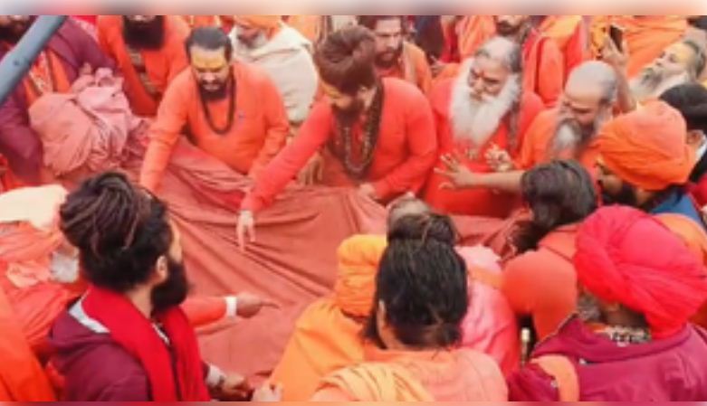 प्रयागराज महाकुंभ 2025 : श्री पंचायती निरंजनी अखाड़े ने स्थापित की धर्म ध्वजा