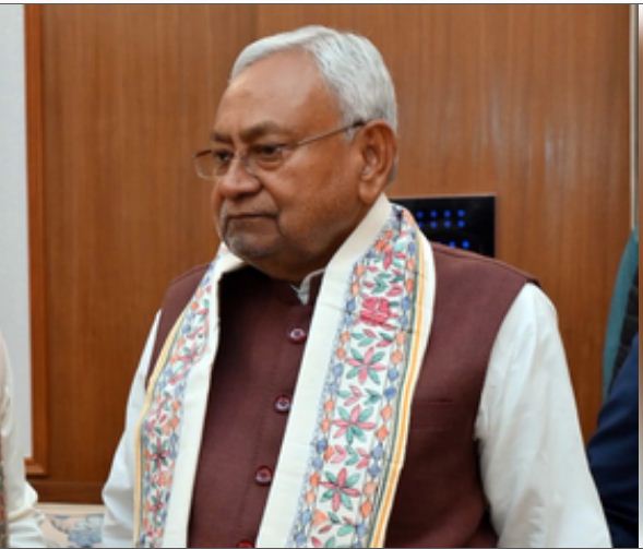 सीएम नीतीश कल्याण बिगहा पहुंचे, मां को पुण्यतिथि पर दी श्रद्धांजलि, राज्यपाल भी रहे मौजूद