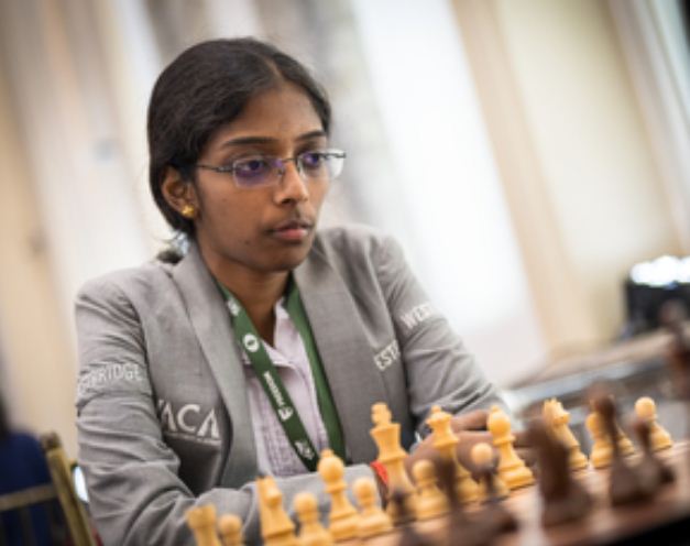 विश्व ब्लिट्ज चैंपियनशिप 2024 में कांस्य पदक के लिए विश्वनाथन आनंद ने दी वैशाली को बधाई