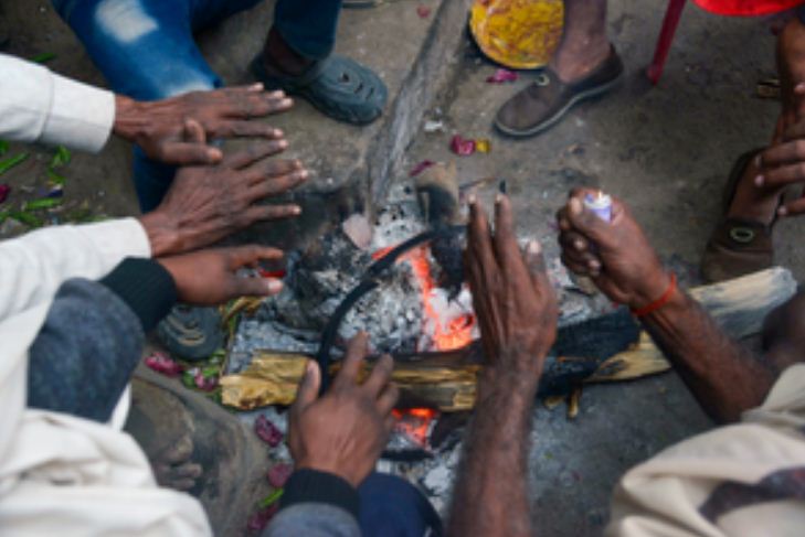 बिहार में तेज पछुआ हवा ने लोगों को ठंड से ठिठुराया, स्कूलों के भी समय बदले 