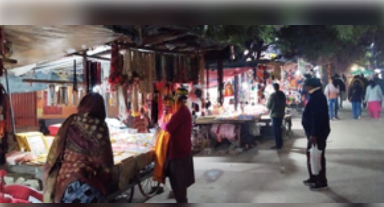 महाकुंभ : संगम क्षेत्र में सज रही हैं पूजन सामग्री की दुकानें, देश के कोने-कोने से आ रही रुद्राक्ष और तुलसी की मालाएं 