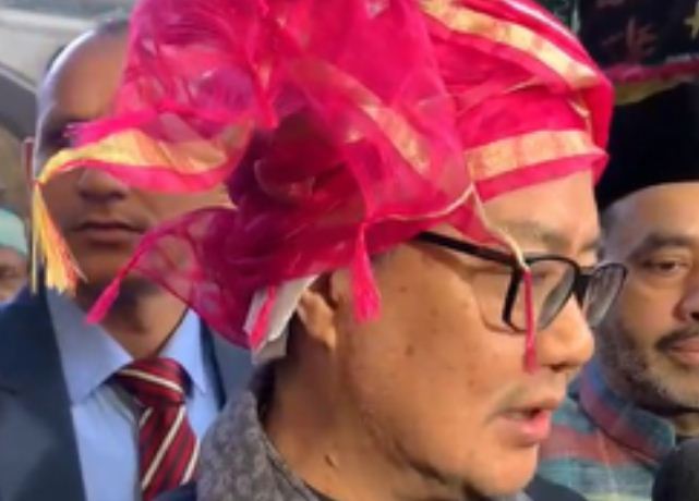 पीएम मोदी से मिली चादर लेकर निजामुद्दीन दरगाह पहुंचे किरेन रिजिजू, कहा- देश में बना रहे अमन 