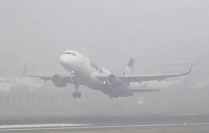 खराब मौसम के कारण दिल्ली हवाई अड्डे पर 100 से अधिक उड़ानों के परिचालन में देरी