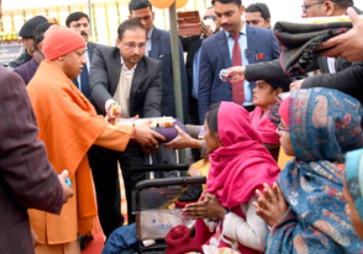 अंतिम पायदान के व्यक्ति तक सुविधा पहुंचाने को सरकार प्रयत्नशील : सीएम योगी