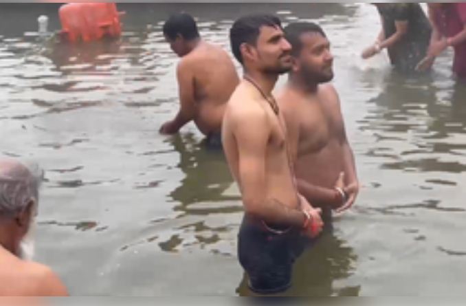 काशी : कड़ाके की ठंड में भी भक्तों की अडिग आस्था 