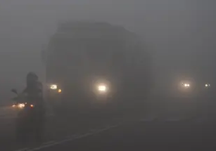 उप्र : कोहरे के कारण बस ट्रैक्टर से टकराई, 10 घायल