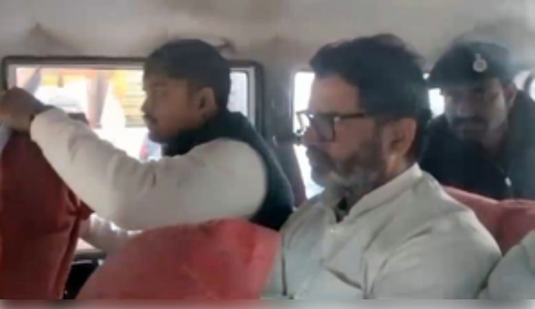 बिहार : प्रशांत किशोर की वैनिटी वैन भी जब्त, परिवहन विभाग कार्यालय ले जाया गया 