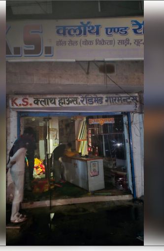 नोएडा : गारमेंट शॉप में लगी भीषण आग, पत्नी की हुई मौत, पति की हालत गंभीर 