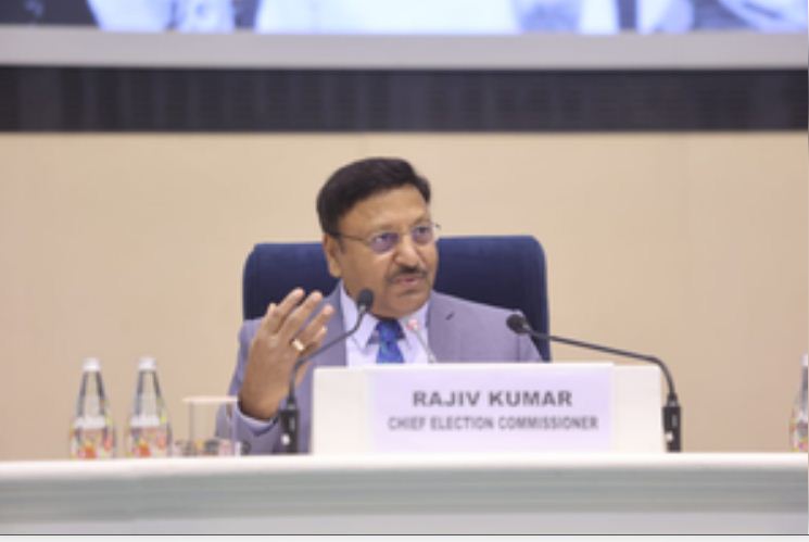 नहीं हो सकता ईवीएम हैक, मतदाता सूची की जानकारी भी हर पार्टी को दी जाती है: मुख्य चुनाव आयुक्त