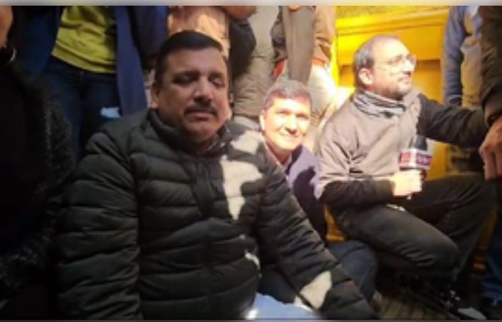 सीएम आवास दिखाने पहुंचे 'आप' नेताओं को पुलिस ने रोका, धरने पर बैठे 