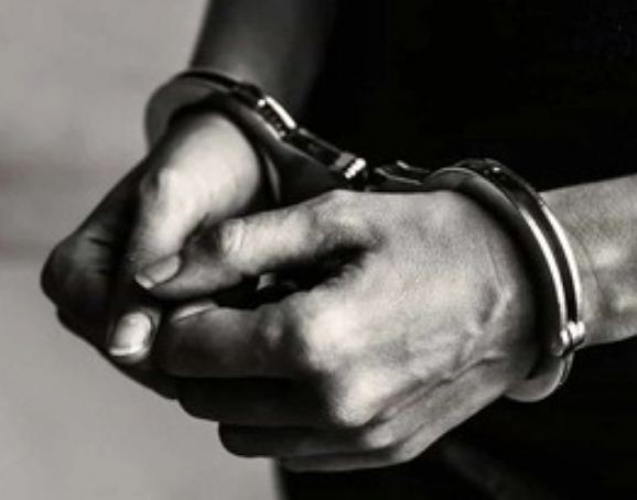 यूपी के काशी में पुलिस मुठभेड़ में एक बदमाश को दबोचा 