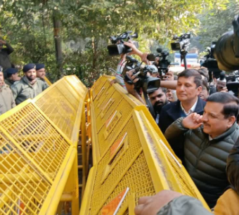 ‘शीश महल’ विवाद: आप नेता सौरभ भारद्वाज, संजय सिंह को मुख्यमंत्री आवास में जाने से रोका गया