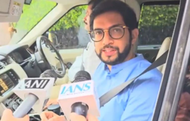 आदित्य ठाकरे ने सीएम देवेंद्र फडणवीस से मुलाकात की, कई अहम मुद्दों पर हुई चर्चा 