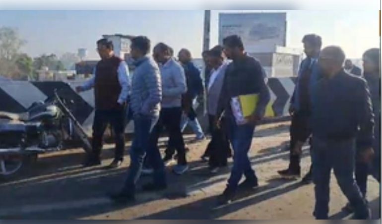 जबलपुर में 800 करोड़ की लागत के ब्रिज की ऊपरी परत पर दरार का अफसरों ने लिया जायजा 
