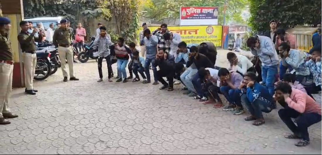 देखें VIDEO : 200 से अधिक चाकूबाजों, बदमाशों की परेड, उठक बैठक कराया