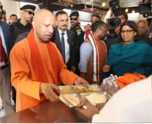 सीएम योगी ने किया 'मां की रसोई' का उद्घाटन, मात्र 9 रुपए में मिलेगा भरपेट भोजन