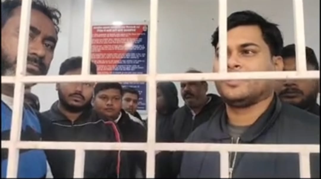 ओडिशा के पूर्व मंत्री का बेटा सरायपाली पुलिस की हिरासत में ओडिशा के पूर्व मंत्री का बेटा सरायपाली पुलिस की हिरासत में
