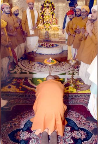 अयोध्या : प्रतिष्ठा द्वादशी पर सीएम योगी ने रामलला के श्रीचरणों में झुकाया शीश 