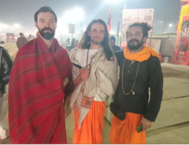 दोस्तों संग महाकुंभ पहुंचे इटली के एमा ने कहा- 'पिछले जन्म में इंडियन था मैं' 