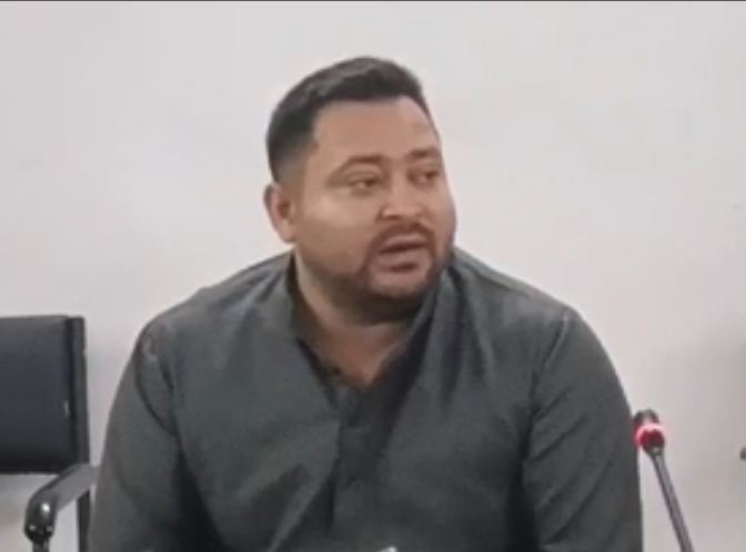 केंद्रीय मंत्री गिरिराज सिंह को तेजस्वी यादव ने दी नसीहत, 'मंत्री क्यों बने हैं, धर्मगुरु बन जाएं' 